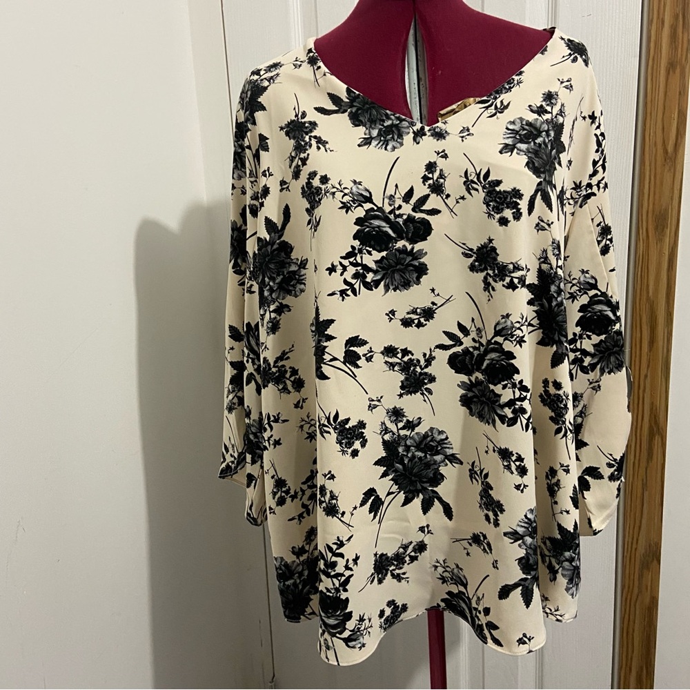 Popyoung women cream and black floral 3/4 sleeves pullover top. Size 2XL. Used.